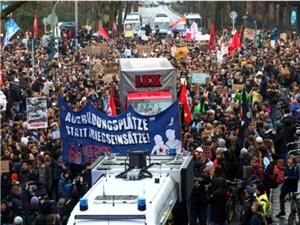 موج گسترده اعتراضات دانشآموزی در آلمان علیه طرح خدمت نظام وظیفه