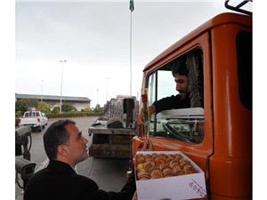 قدرداني مديرکل بنادر و دريانوردي اميرآباد با اهداي شاخه گل از رانندگان کاميون متردد به بندراميرآباد