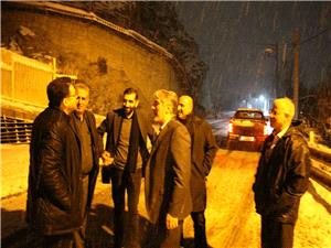 بازديد شبانه فرماندار شميرانات از معابر، راه ها و محورهاي مواصلاتي شهرستان و ارزيابي روند عمليات برف روبي