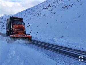 استمرار بارش برف و باران/ تلاش راهداران براي بازگشايي محورهاي مواصلاتي