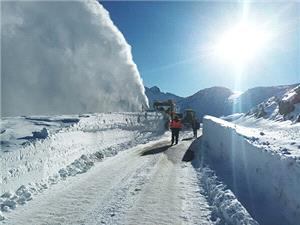 بازگشايي محور گِلهبادوش شهرستان اليگودرز با تلاش شبانهروزي نيروهاي راهداري
