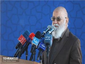 دود آتش زدن دهها اتوبوس توسط اغتشاشگران به چشم مردمی میرود که در صف اتوبوس معطل میشوند