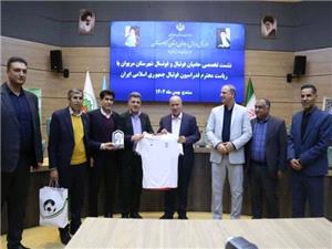 تاج:از توسعه فوتبال ساحلي در مريوان حمايت ميکنيم