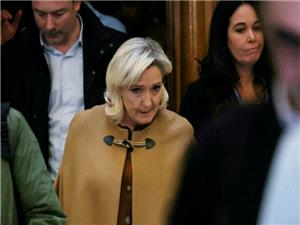 French prosecutors stick to demand for five-year ban for Le Pen