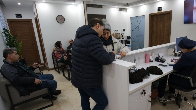 مزایای استفاده از پروتز مو در سعادت آباد